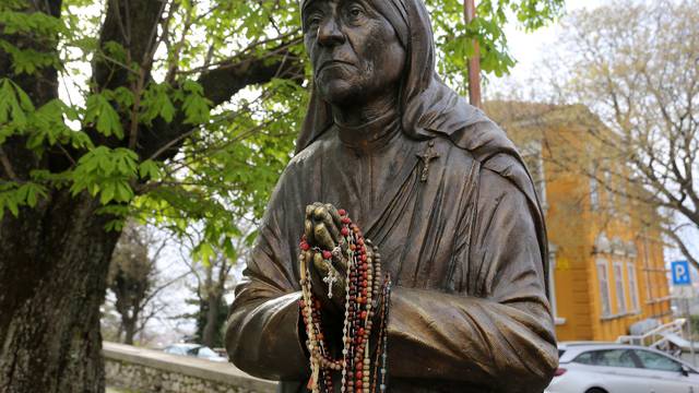 Rijeka: Spomenik Majke Tereze ukrašen je krunicama