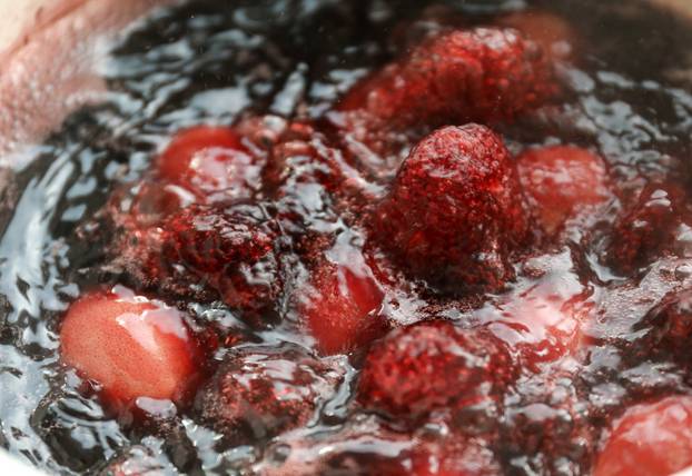 Svjetlucave pisanice kuhane u crnom i bijelom vinu i obojane prirodnim bojama