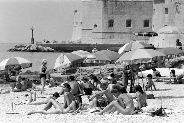 Dubrovnik: Brojni posjetitelji uživaju u kupanju i sunčanju na plaži Banje, kolovoz 1990.
