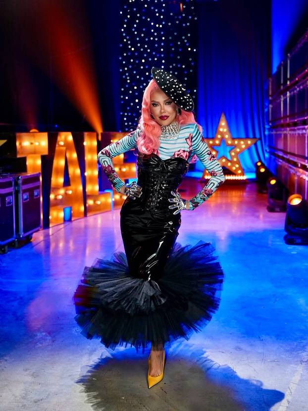 FOTO Maja Šuput u večerašnjem Supertalentu ima rozu kosu! Pogledajte eklektični outfit