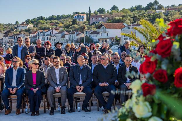 Drvenik Veli: Predsjednik Zoran Milanović položio je vjenac na spomen obilježju “Majka Domovina”