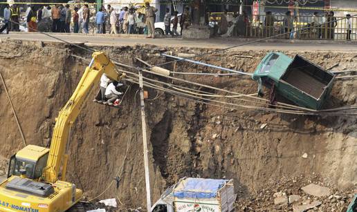 New Delhi: Urušila se garaža, u ruševinama zatočeni radnici