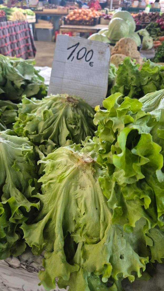 FOTO Pogledajte ponudu tržnice u Osijeku: Kila odojka 4,19 €. A 30 jaja je 6 €. Evo što se isplati