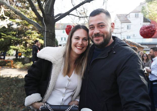 Šibenik: Brojni građani na Badnjak uživali u koncertu grupe Fenix