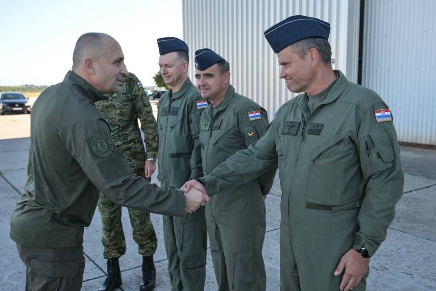 Hrvatske vojne protupožarne pilote pohvalili NATO i EU