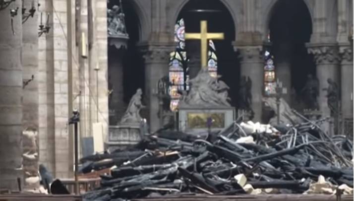 Snimke nakon strašnog požara: Pogledajte Notre Dame iznutra