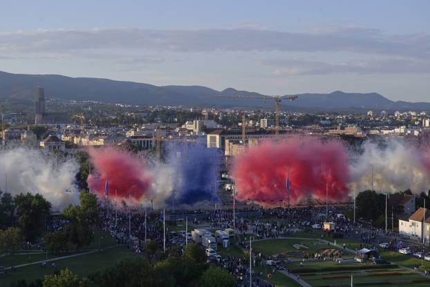 Zagreb: Vojni mimohod završio uz veličanstveni pirotehnički šou 