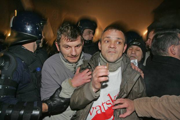 ARHIVA - Zagreb: Prosvjedi diljem zemlje zbog uhićenja Gotovine, razbijen i prozor na zgradi Vlade