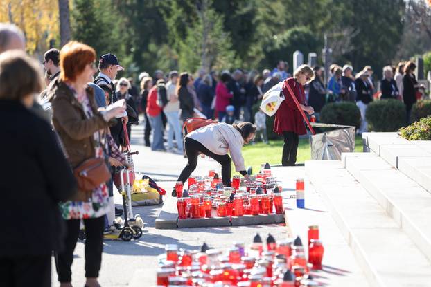 Zagreb: Svi sveti groblja poznatih osoba