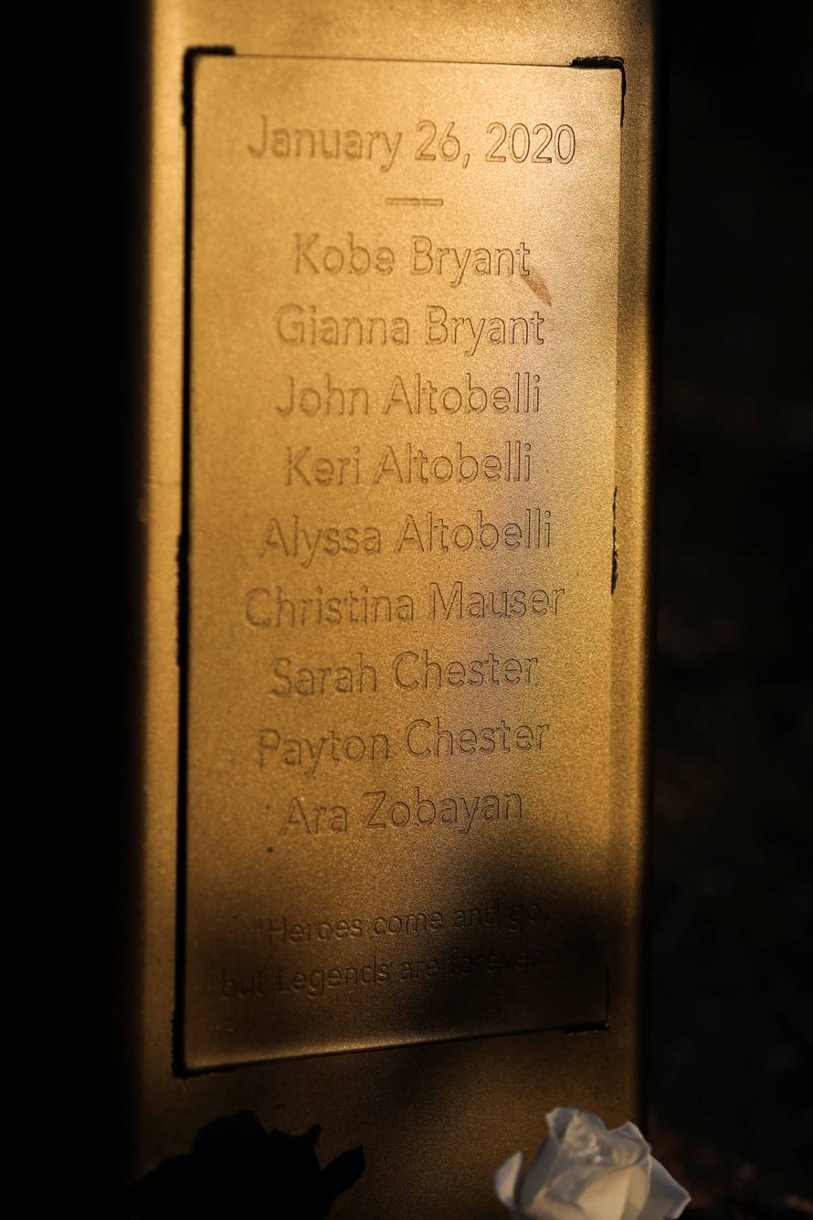 Los Angeles sculptor Dan Medina has honored the anniversary of the deaths of Kobe and Gigi Bryant