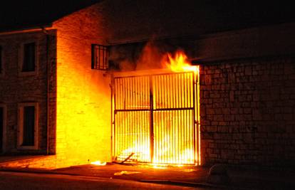 Iz trgovine Konzuma u Bujama sukljali su  vatra i gusti dim 