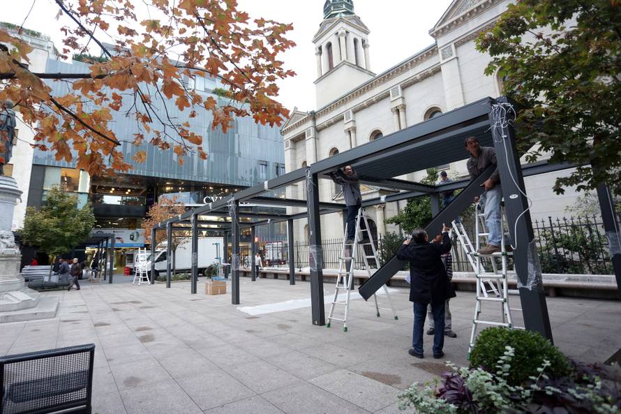 Pogledajte kako radnici od rane zore uklanjaju nadstrešnicu...