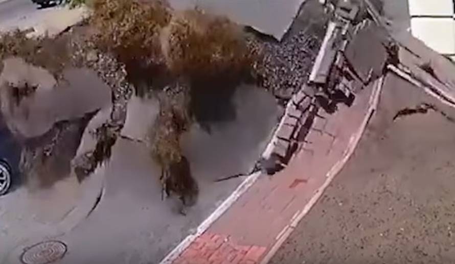 Nevjerojatno: Vodovodne cijevi pukle, a parking 'eksplodirao'...