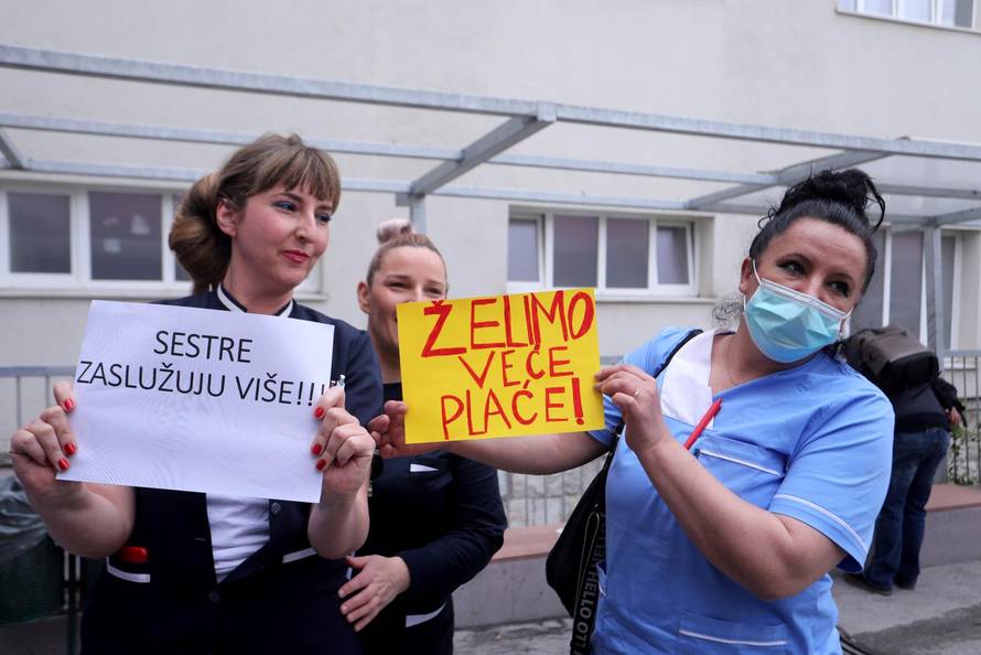 Ispred KBC Split održan prosvjed medicinskih sestara i medicinskih tehničara