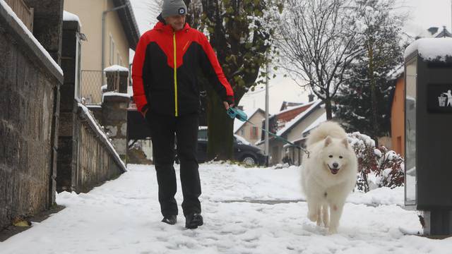 Vrbovsko: Novi snijeg nije zadao problema u prometu, dok su građani uživali u šetnji 