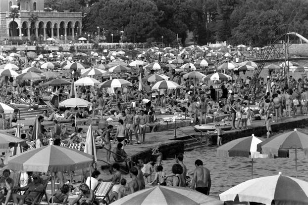 Opatija: Brojni posjetitelji uživaju u kupanju i sunčanju, kolovoz 1990.