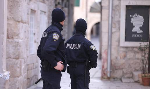 Splićanina uhitili s pištoljem, u autu imao pancirku i 63.000 eura, kod drugog kilu kokaina