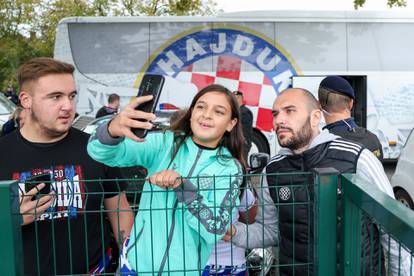 FOTO Nasmiješeni predsjednik Hajduka u Grubišnom Polju, uz njega i klupski šef osiguranja