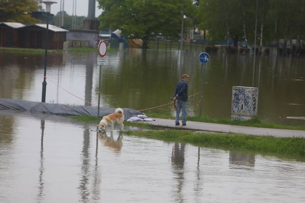 FOTO Vodostaj Korane i dalje je u porastu, ujutro je bila 829 cm. U obrani grada pomaže i vojska