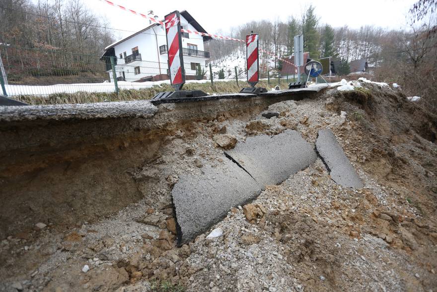 U Zadobarju nedaleko Karlovca zbog odrona je propao dio ceste