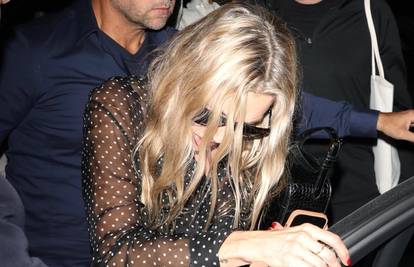 Slavnu ljepoticu fotografi ulovili u nezgodnom trenutku: Kasnije s pjevačicom stigla na reviju...