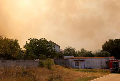 FOTO Velika borba za kuće kod Skradina, sve snage na terenu. Evo kako sad izgleda požarište