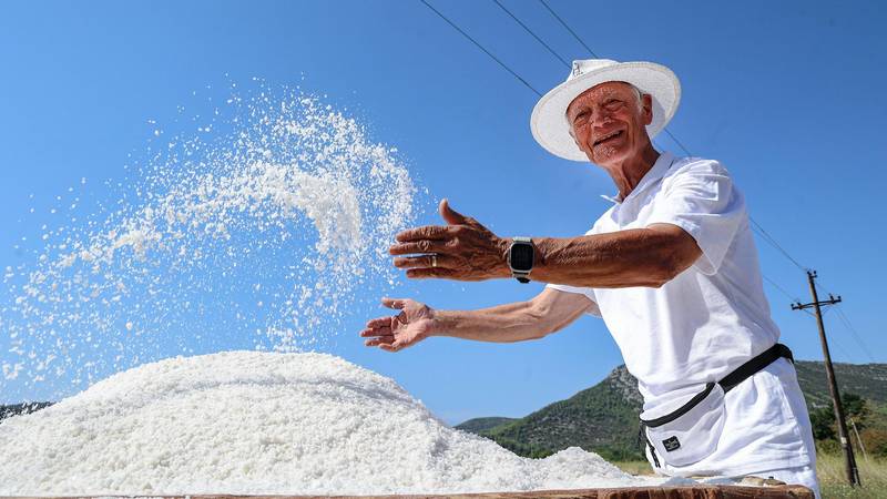 FOTO Stoljetna tradicija i dalje živi: U Stonu traje berba soli