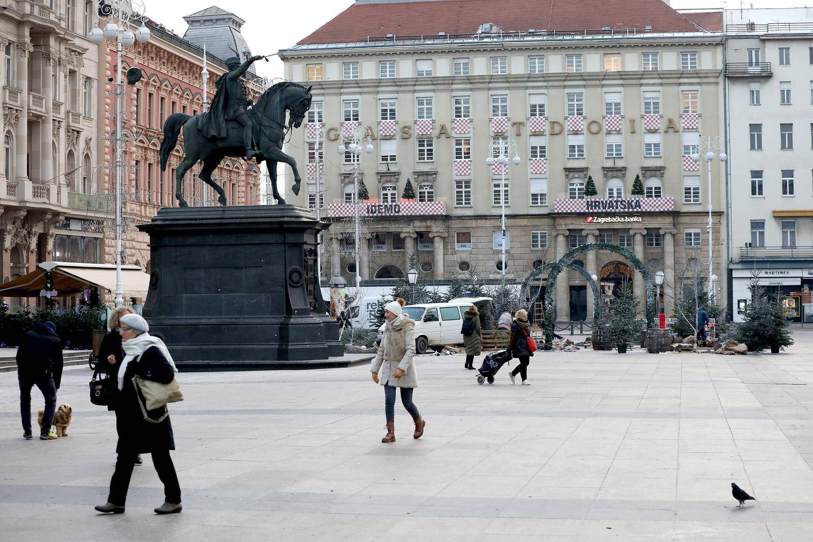 Zagreb: Uklanjanje božićnih ukrasa s Trga zbog dočeka reprezentacije