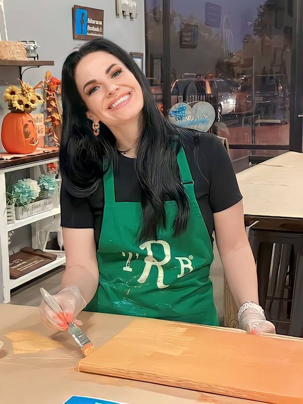 FOTO Ova odvjetnica ima najširi jezik, liže 4 lizalice. Odjednom!