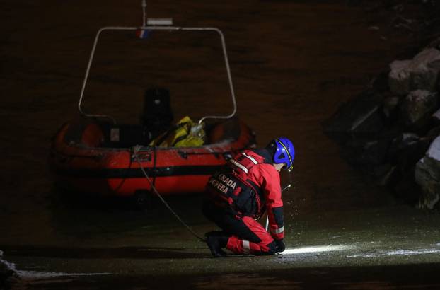 Zagreb: Zbog loših vremenskih uvjeta obustavljena potraga u rijeci Savi