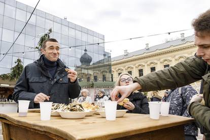 FOTO Za Badnjak u Vukovaru tradicionalno jeli fiš i papaline