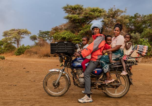 Osijek: Dio postave izložbe fotografija fotoreporterke Pixsella Emice Elveđi "Srce za Afriku"