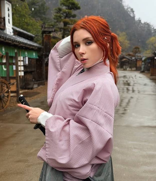 FOTO I zgodna i talentirana: Umjetnica pretvorila erotske crteže u milijunsku karijeru!