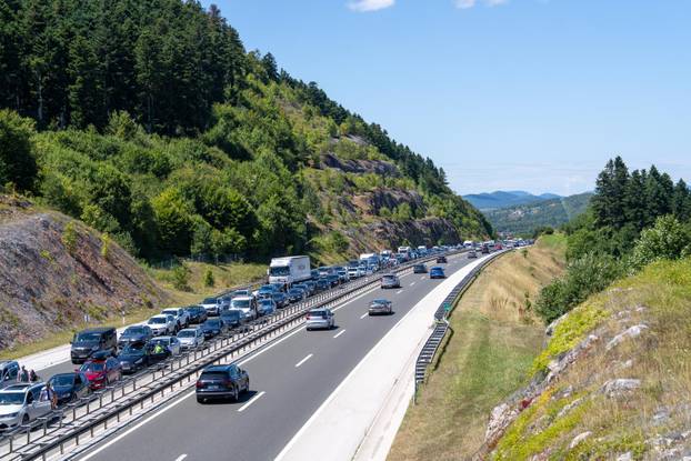 Otočac: Kolona prije tunela Plasina u smjeru Dubrovnika