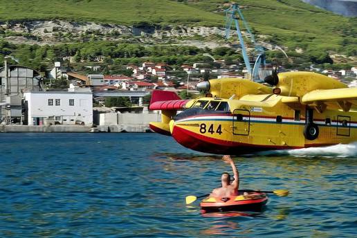 VIDEO Nevjerojatni prizori: Muškarac iz gumenjaka maše pilotu kanadera, ovaj uzvraća