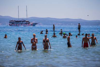 Pogledajte krcatu plažu Bačvice