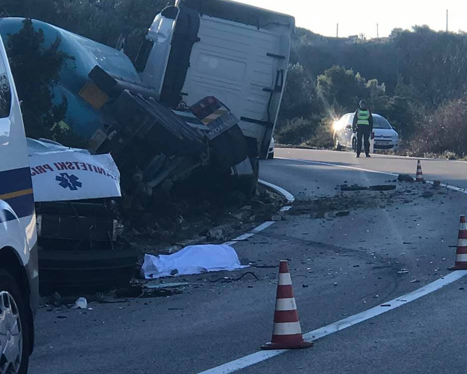 Stravičan sudar cisterne, auta i vozila saniteta: Jedan poginuli