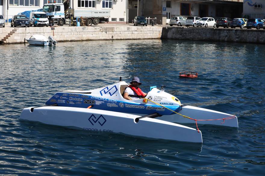 Riječki studenti zadivili svijet: Karolina je zvijezda na vodi, a pokreće je umjetna inteligencija