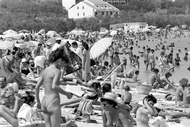 Opatija: Brojni posjetitelji uživaju u kupanju i sunčanju, kolovoz 1990.