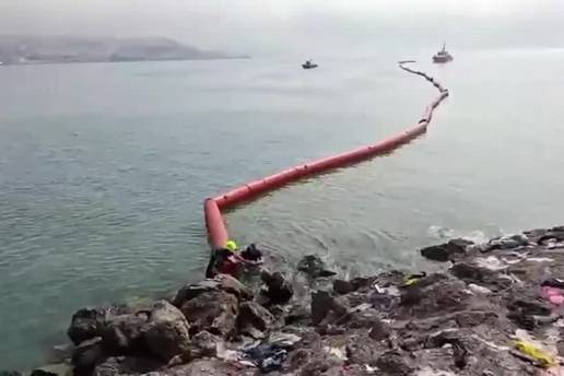 VIDEO &Scaron;panjolci postavljaju plutaju&cacute;u barijeru na moru nakon migrantskog proboja
