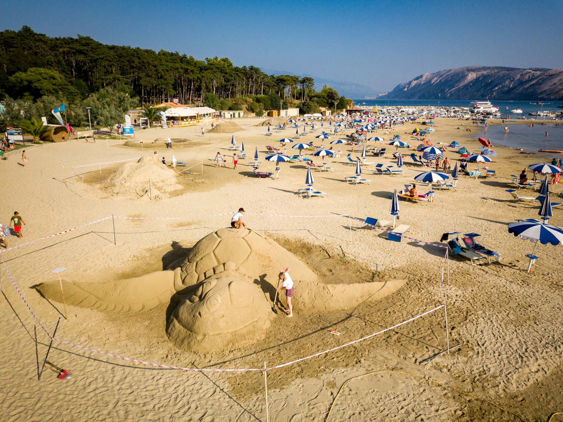 Mitska bića na Rajskoj plaži u Loparu oduševila posjetitelje