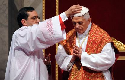 Papa Benedikt XVI. na križnom putu je govorio i o pedofiliji