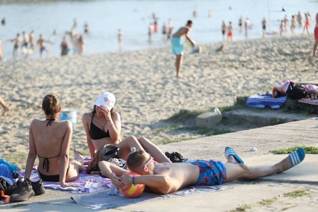 Osijek: Visoka temperatura je  izmamila mnogobrojne građane na osvježenje u Dravi