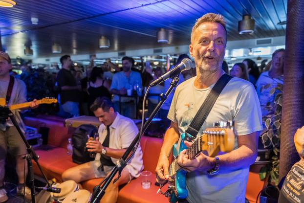 Split: Atmosfera na trajektu koji vozi na koncert Trag u beskraju