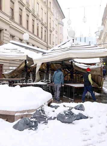 Zagreb: Pod teretom snijega uru&scaron;ila se tenda kafi&cacute;a u Bogovi&cacute;evoj