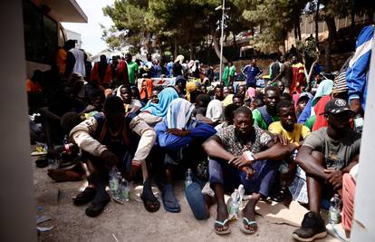 Kaotične scene u prihvatnom centru za migrante na Siciliji, stotine bježale preko ograde