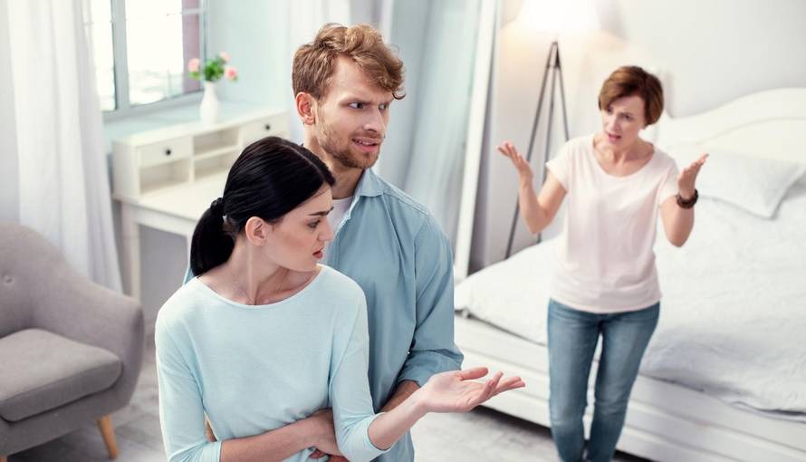 Snahe ispričale omalovažavanja svojih svekrva: 'Mom sinu je odrezala kosu! U sve se miješa'