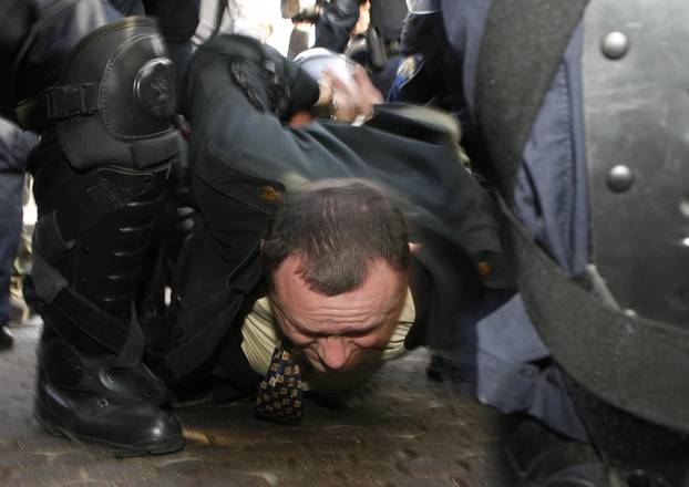 ARHIVA: Zagreb: Na prosvjedu protiv EU policija grubo privela nekolicinu prosvjednika