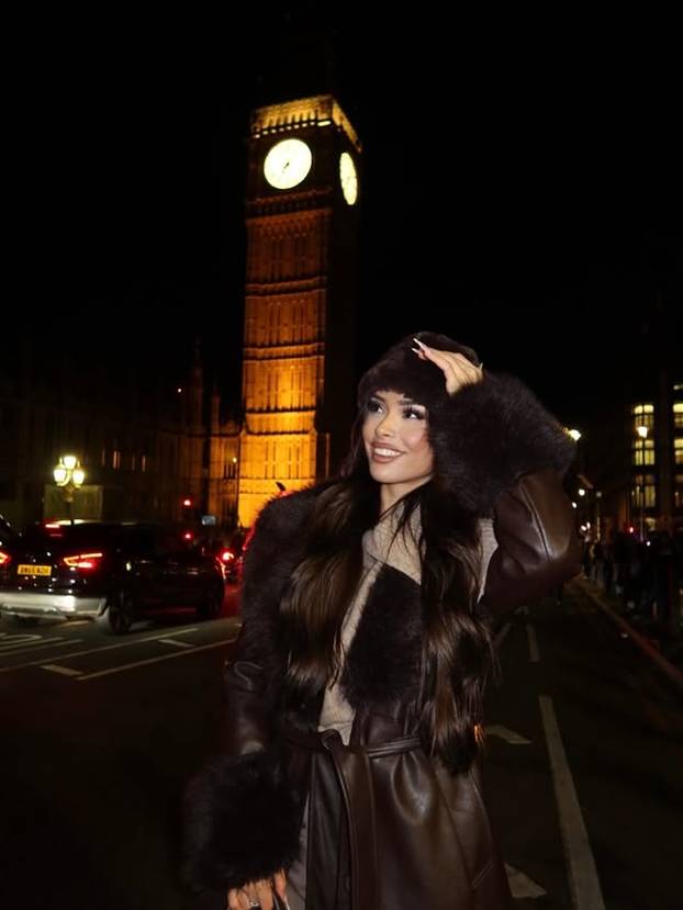 FOTO Tko je ova tajanstvena ljepotica? Društvene mreže gore zbog fotki u oskudnom bikiniju