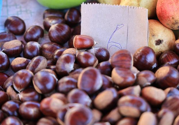 Zagreb: Na Dolac stigli prvi ovogodišnji kesteni, cijene su od 5 do 7 eura